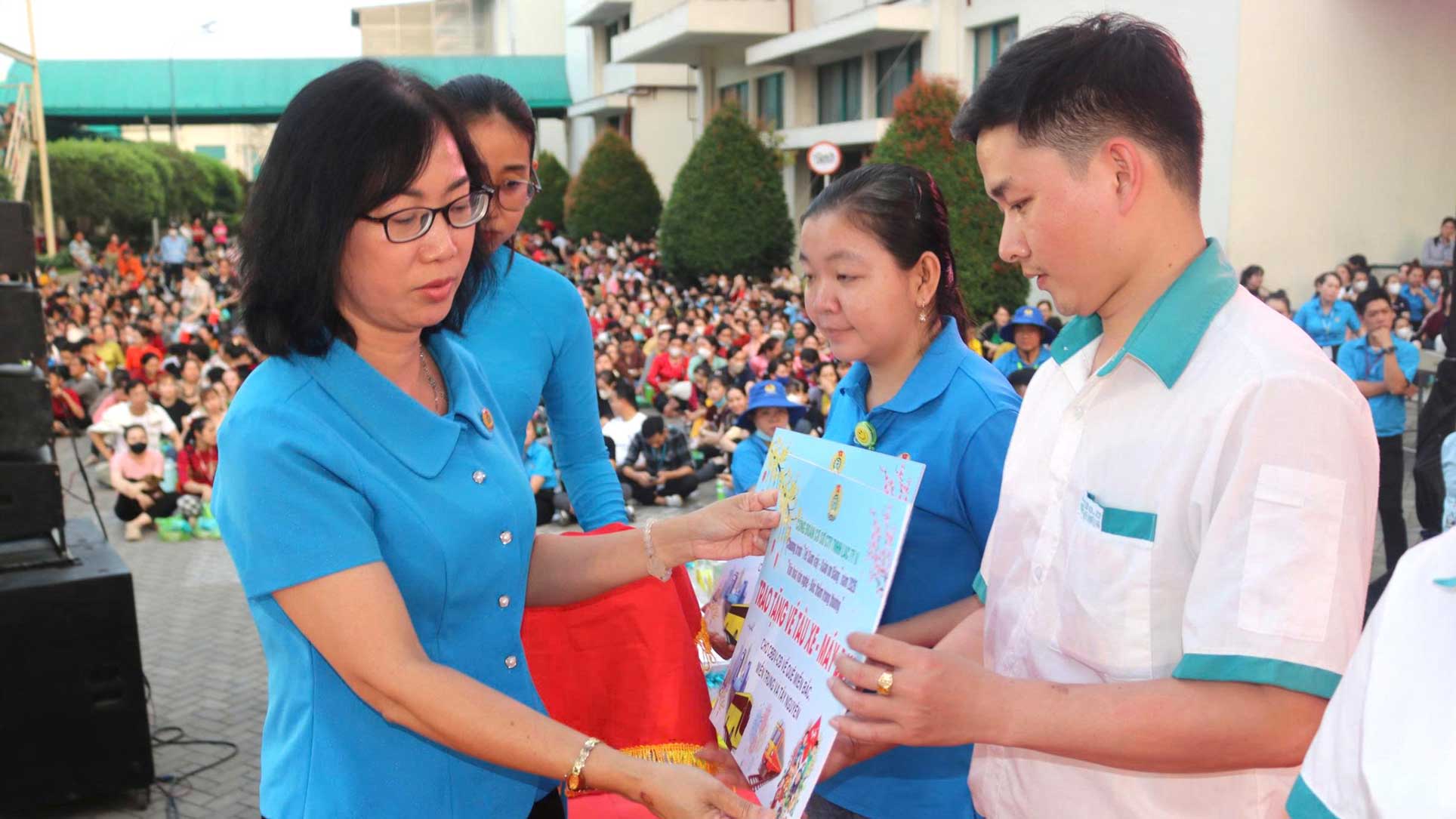 Công nhân Công ty Lạc Tỷ II được hỗ trợ gần 400 phần quà Tết