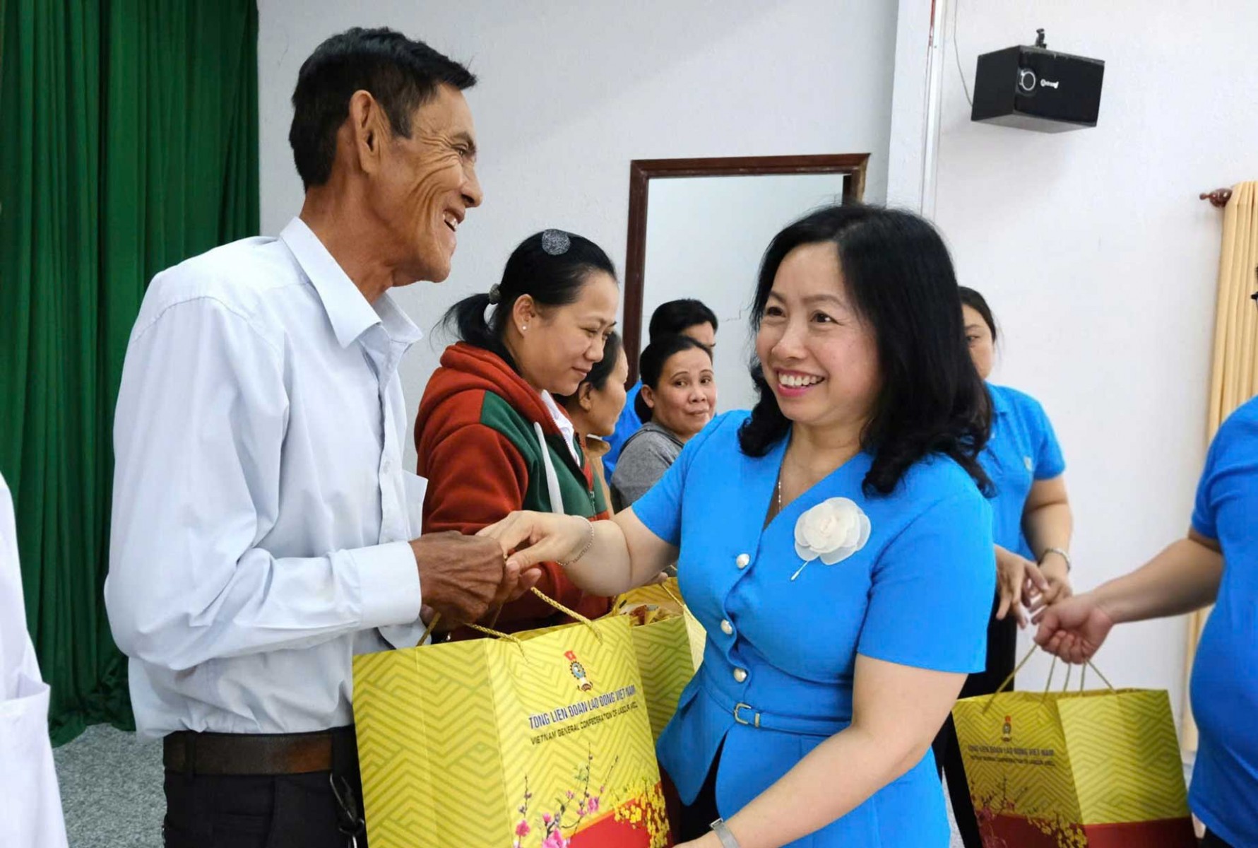 Quà Tết Bính Ngọ trao tay công nhân, gia đình chính sách ở Cần Thơ