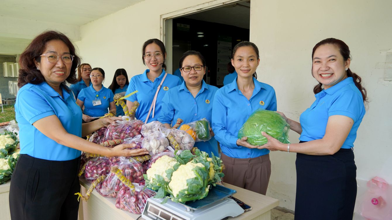 Công đoàn Sản Nhi Sóc Trăng đi chợ Tết giúp đoàn viên, người lao động
