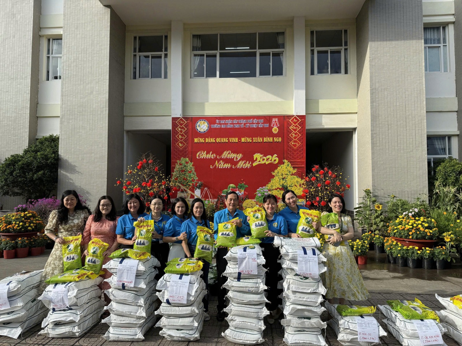 CÔNG ĐOÀN TRƯỜNG CAO ĐẲNG KINH TẾ – KỸ THUẬT CẦN THƠ     TRAO QUÀ TẾT BÍNH NGỌ NĂM 2026 VÀ LAN TỎA YÊU THƯƠNG ĐẾN VỚI NGƯỜI LAO ĐỘNG