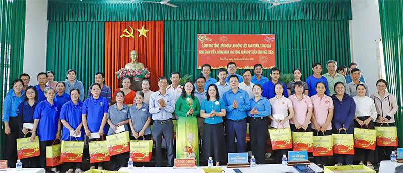 Lãnh đạo Tổng Liên đoàn lao động Việt Nam tặng quà Tết cho đoàn viên, người lao động Cần Thơ