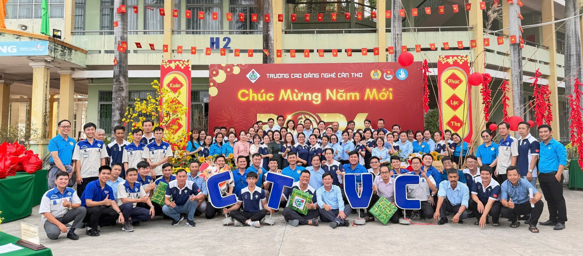 Trường Cao đẳng nghề Cần Thơ trao 153 phần quà Tết cho viên chức, người lao động