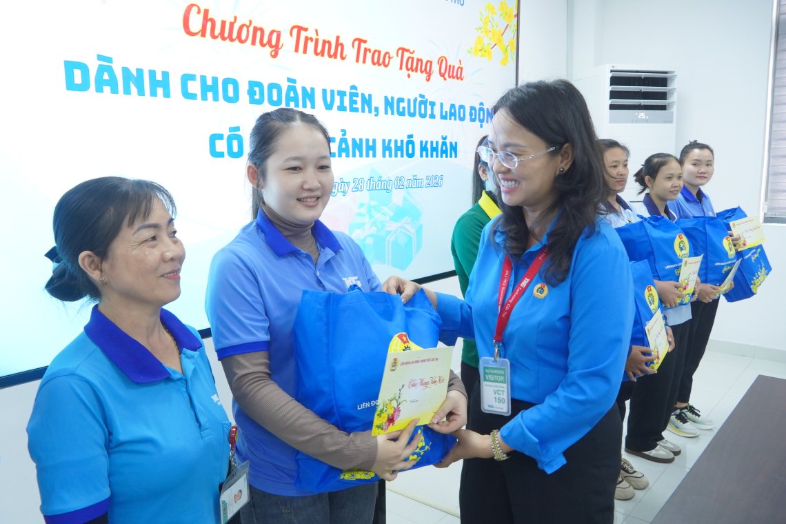 Lãnh đạo LĐLĐ Cần Thơ thăm, động viên người lao động tại doanh nghiệp đầu năm