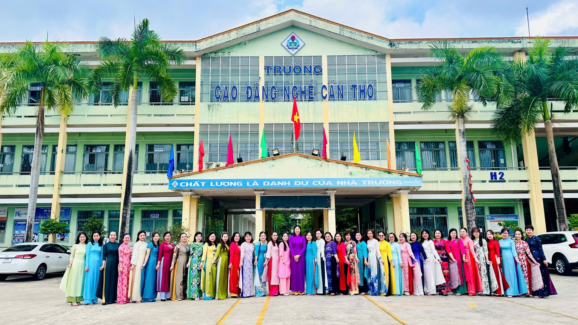 Lan tỏa vẻ đẹp áo dài trong nữ đoàn viên Trường Cao đẳng nghề Cần Thơ