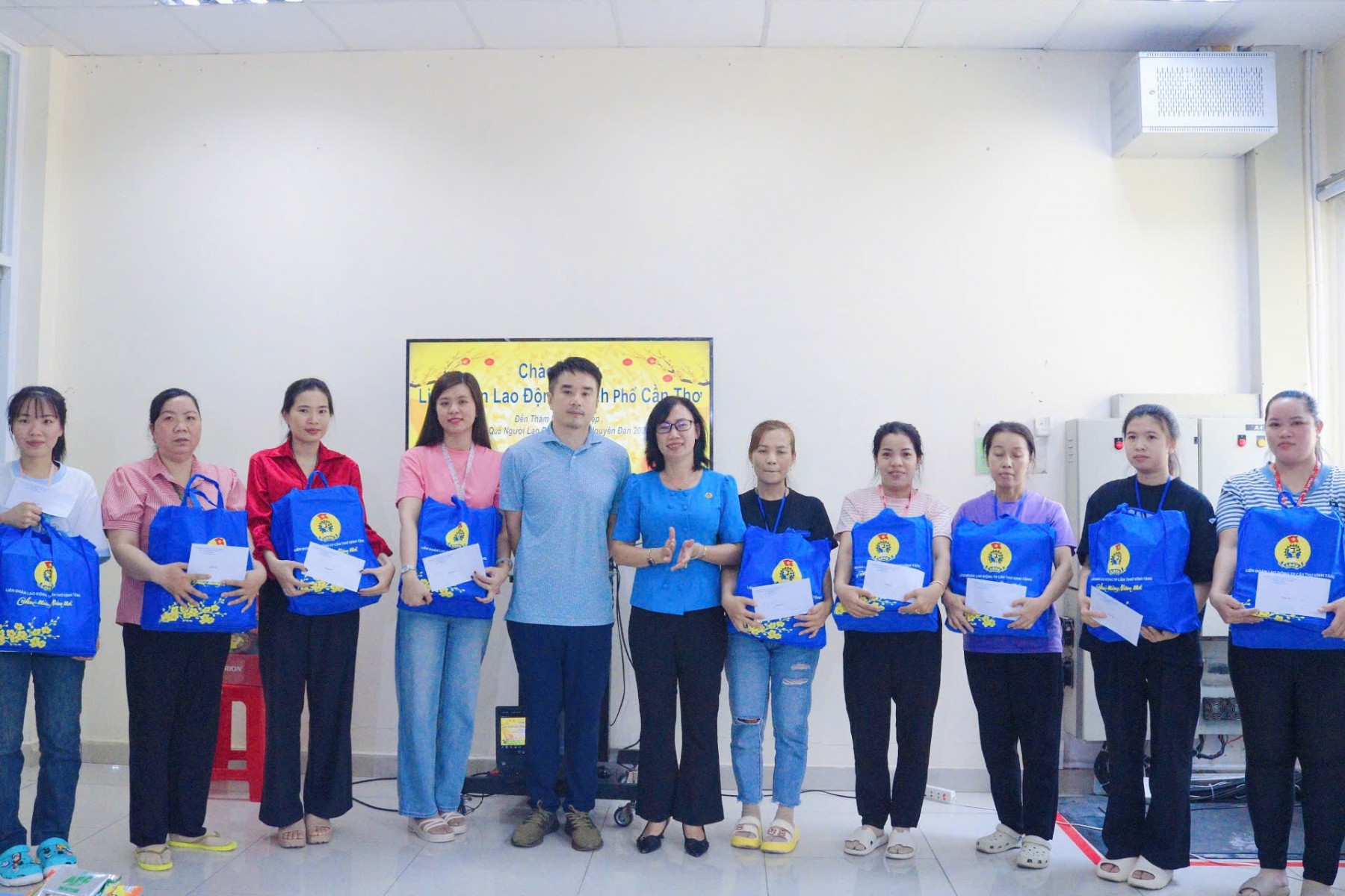 Liên đoàn Cần Thơ thăm, tặng quà người lao động sau Tết