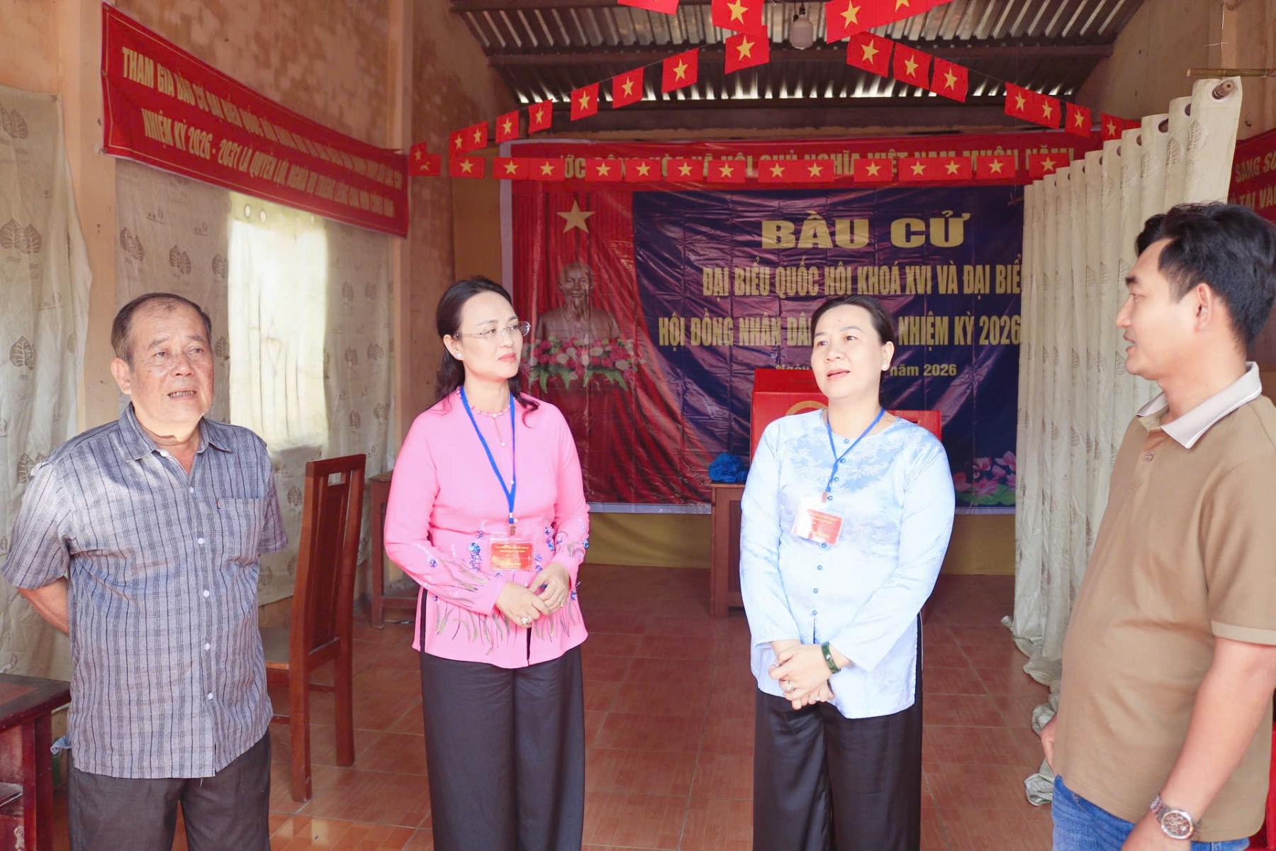 Chủ tịch LĐLĐ TP Cần Thơ kiểm tra các điểm bầu cử trước thềm ngày hội toàn dân