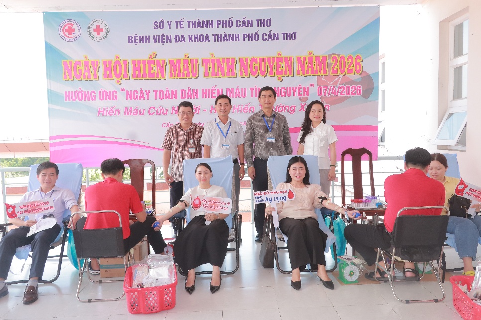 Cán bộ, nhân viên Bệnh viện Đa khoa TP Cần Thơ tích cực hiến máu tình nguyện 