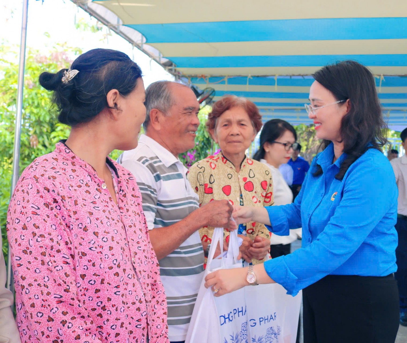 Khám bệnh, cấp thuốc miễn phí, trao 300 suất quà cho người dân Cần Thơ