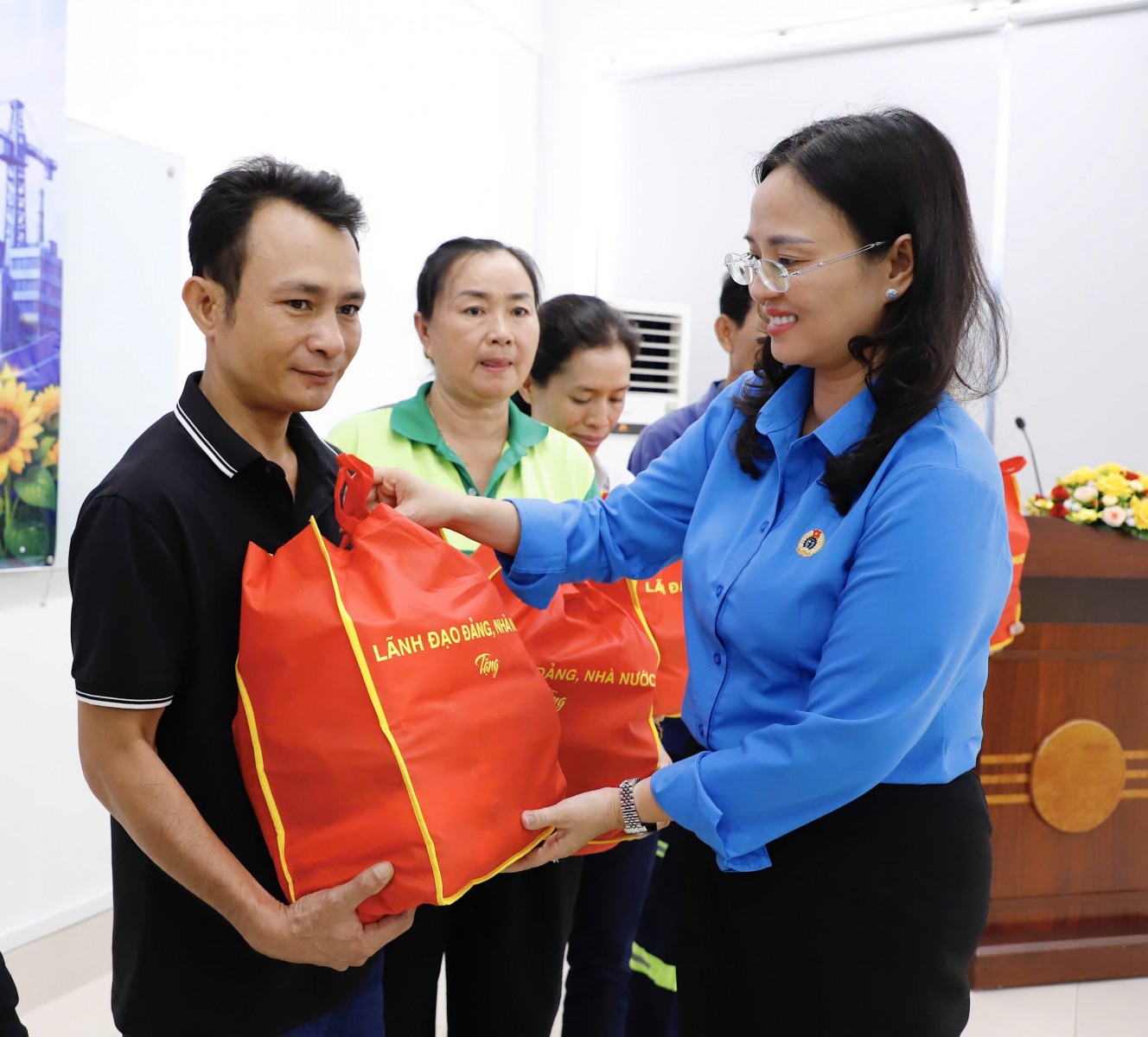 Liên đoàn Lao động Cần Thơ thăm, tặng quà người lao động nhân Tháng Công nhân