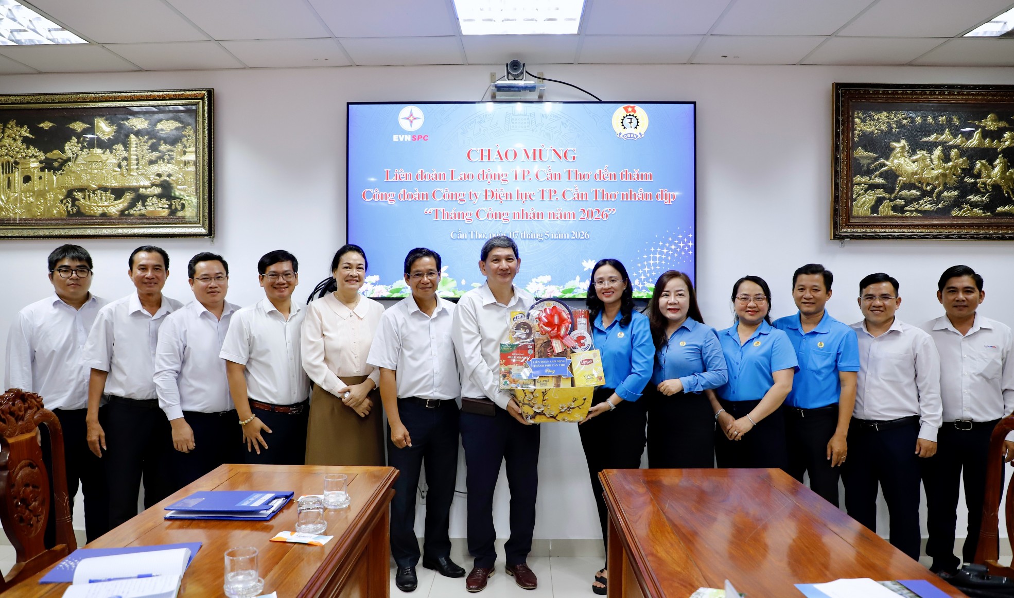 Lãnh đạo LĐLĐ TP Cần Thơ thăm hỏi tình hình sản xuất và đời sống người lao động tại doanh nghiệp 