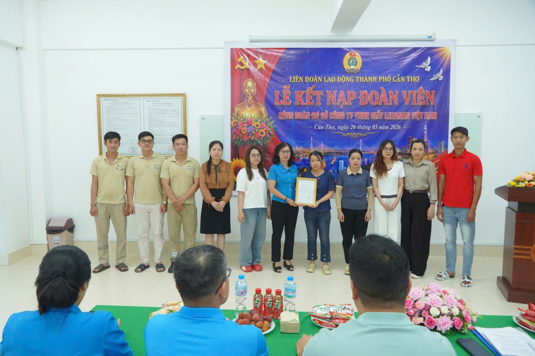 Công đoàn cơ sở Giấy Lee & Man kết nạp 65 đoàn viên mới