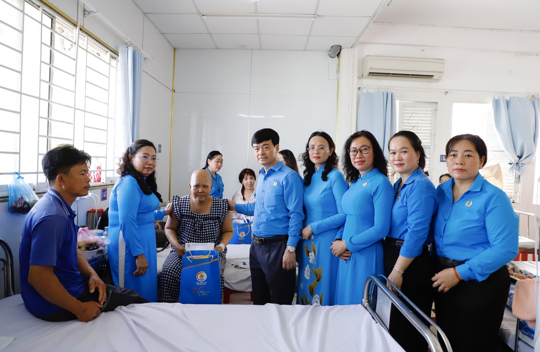 Thăm, tặng quà đoàn viên, công nhân lao động có hoàn cảnh khó khăn 