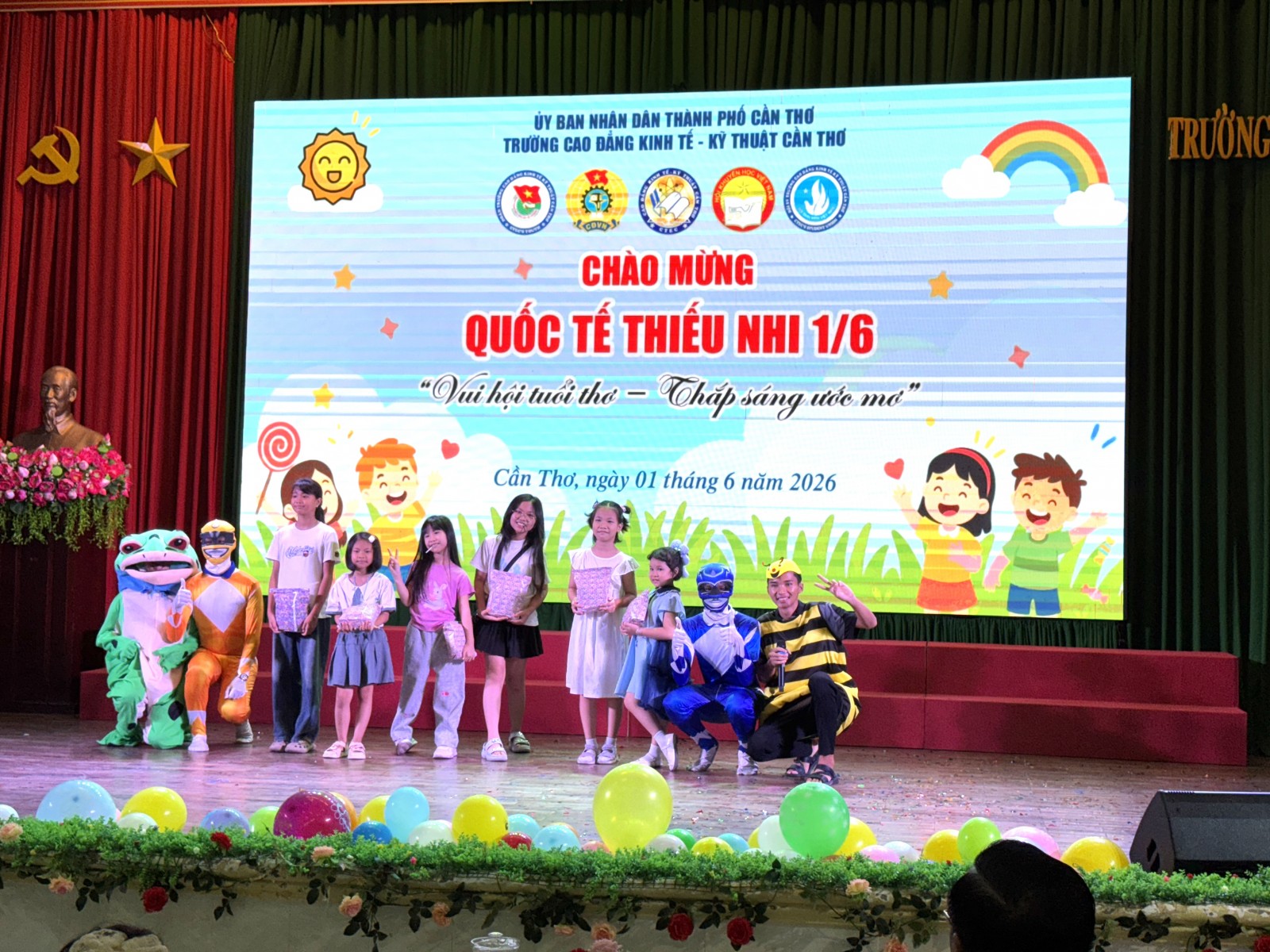 Hơn 100 thiếu nhi tham gia chương trình “Vui hội tuổi thơ – Thắp sáng ước mơ” 