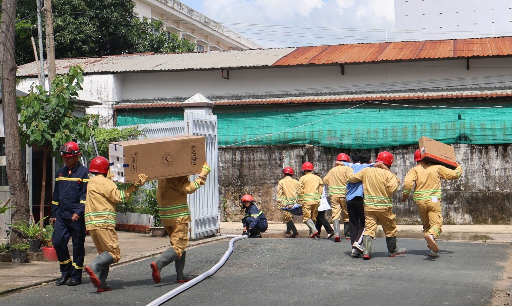 Đoàn viên, người lao động Trường Cao đẳng nghề Cần Thơ tham gia diễn tập PCCC, nâng cao kỹ năng ứng phó sự cố 