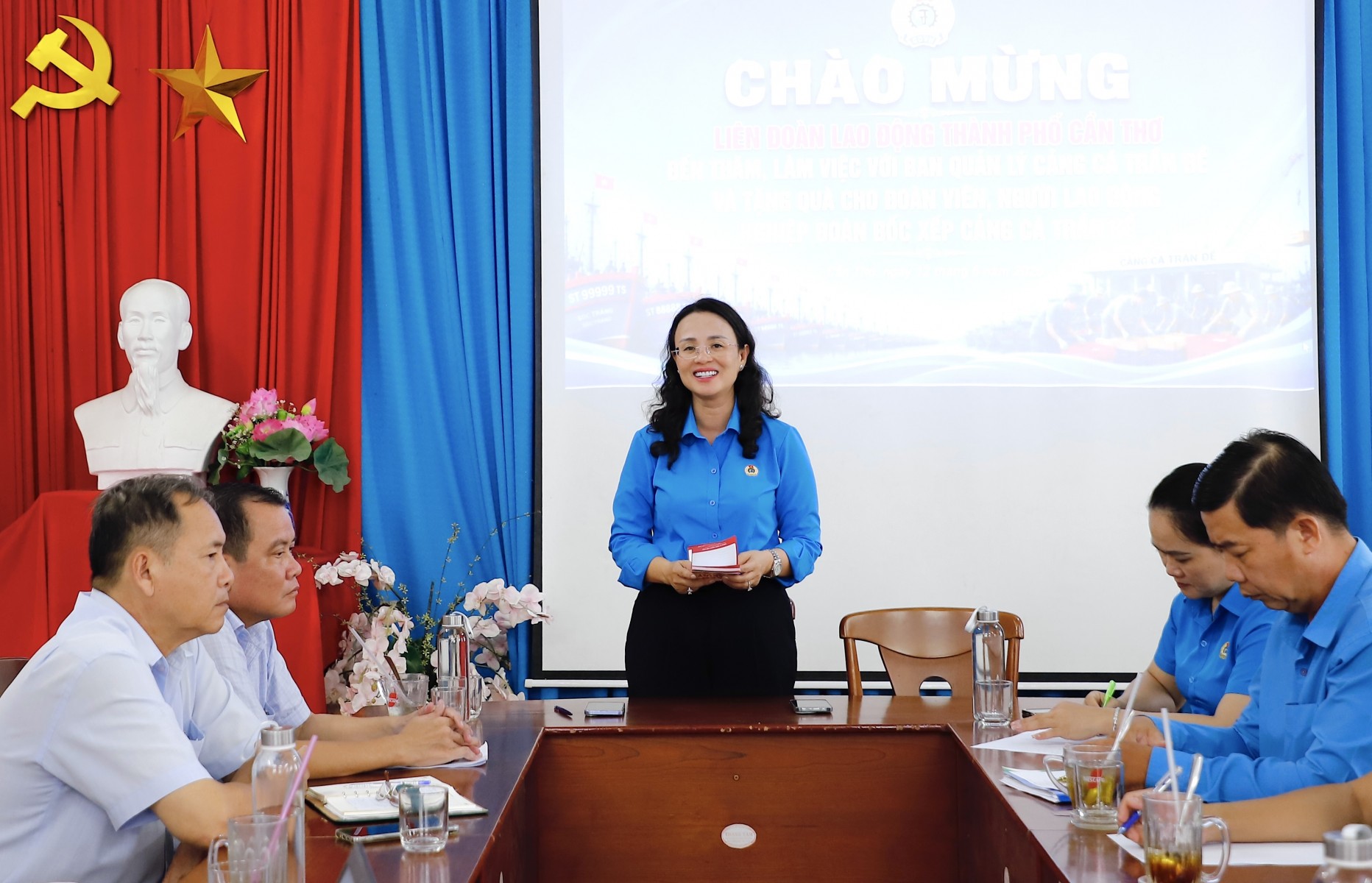 Lãnh đạo Liên đoàn Lao động thành phố thăm, tặng quà đoàn viên, người lao động Nghiệp đoàn bốc xếp Cảng cá Trần Đề 