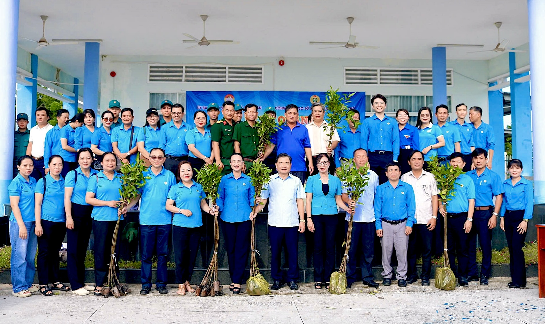 ​​​​Trồng 1.000 cây bần góp phần chống sạt lở tại xã Thạnh An