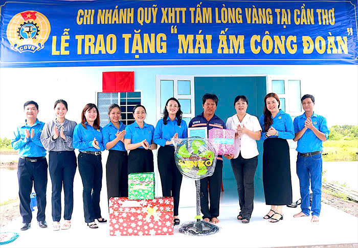 Bàn giao Mái ấm Công đoàn 