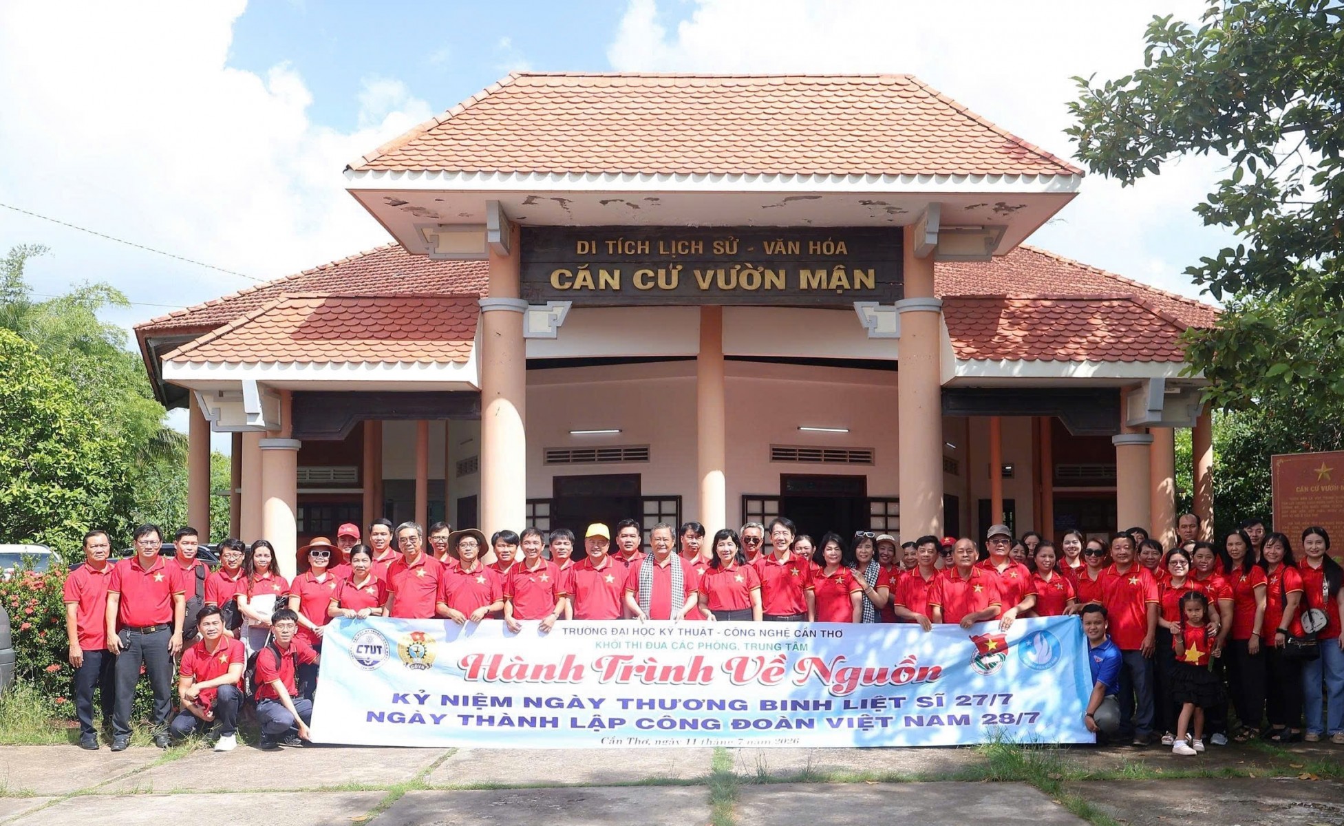 Trường Đại học Kỹ thuật - Công nghệ Cần Thơ tổ chức hành trình về nguồn tri ân các anh hùng liệt sĩ 