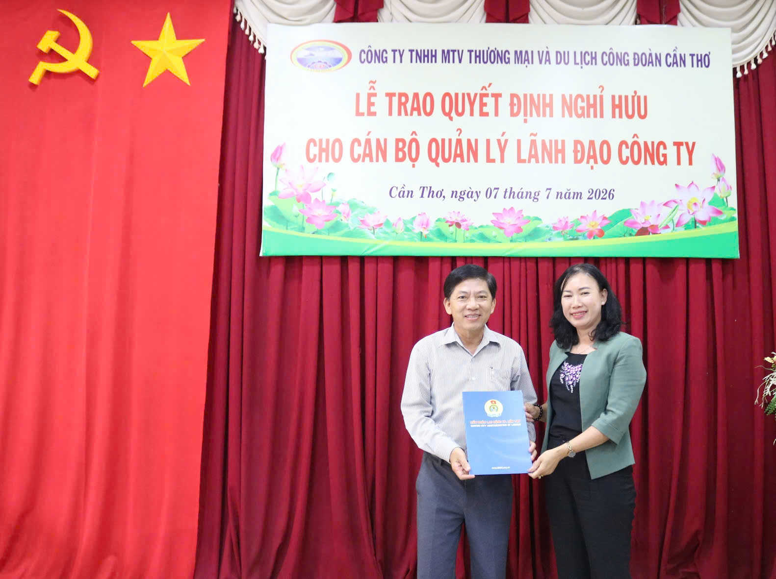 Lãnh đạo Liên đoàn Lao động TP Cần Thơ trao quyết định nghỉ hưu cho cán bộ 