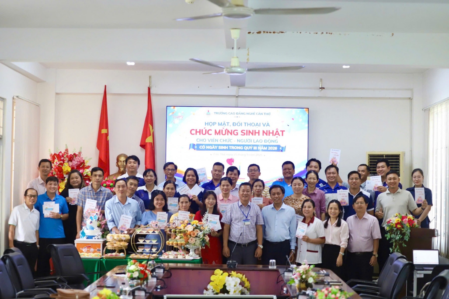 Ám áp, nghĩa tình Chương trình Họp mặt, đối thoại và chúc mừng sinh nhật Viên chức, người lao động quý III