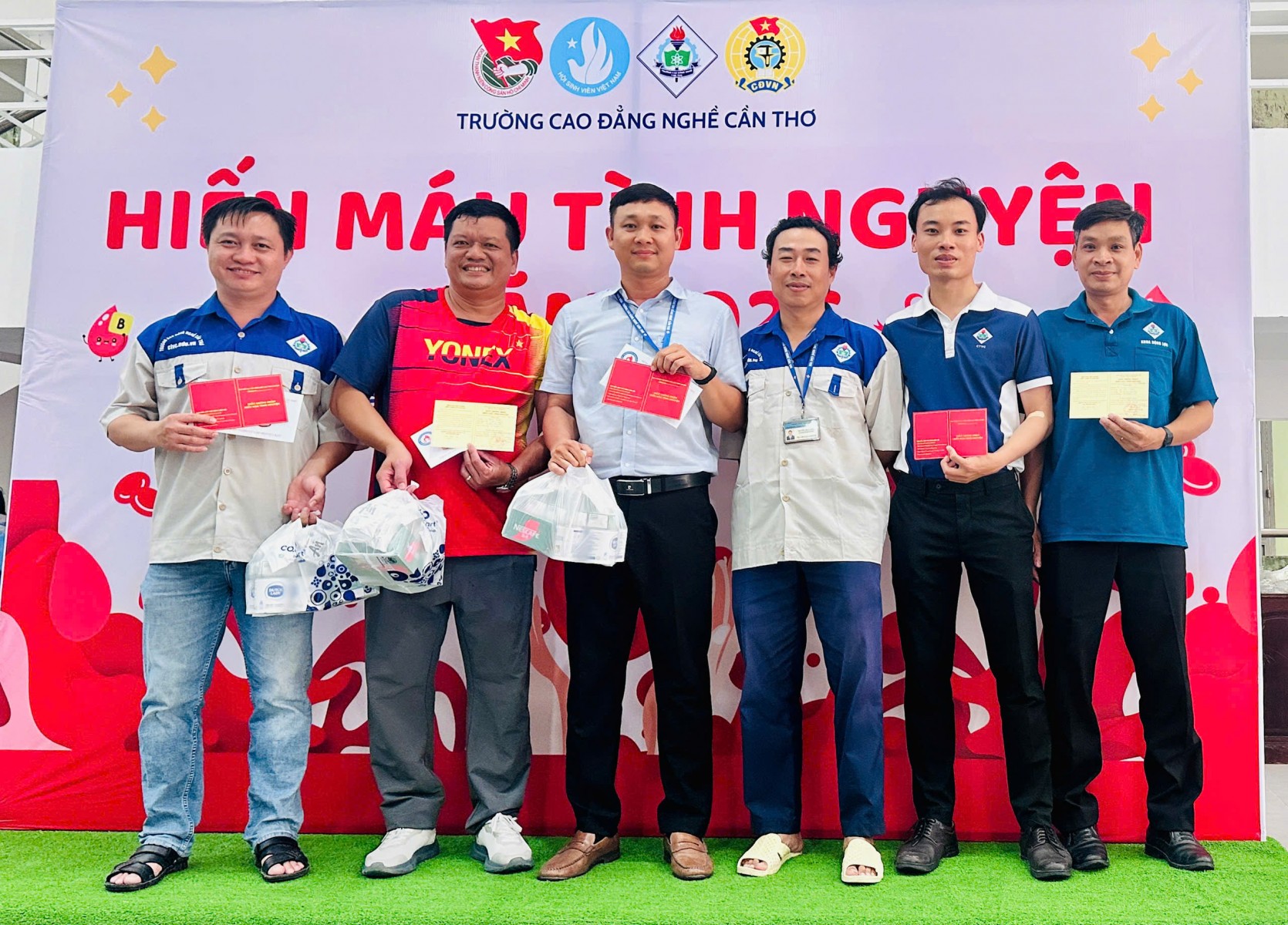 Công đoàn cơ sở Trường Cao đẳng nghề Cần Thơ lan tỏa “Giọt hồng yêu thương” vì cộng đồng