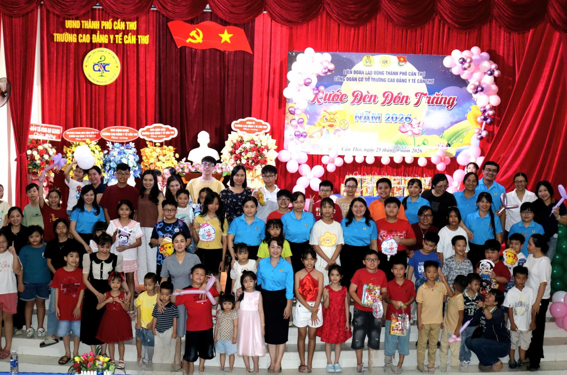 Ấm áp Chương trình “Rước đèn đón trăng” cho con Viên chức, người lao động Trường Cao đẳng Y tế Cần Thơ 