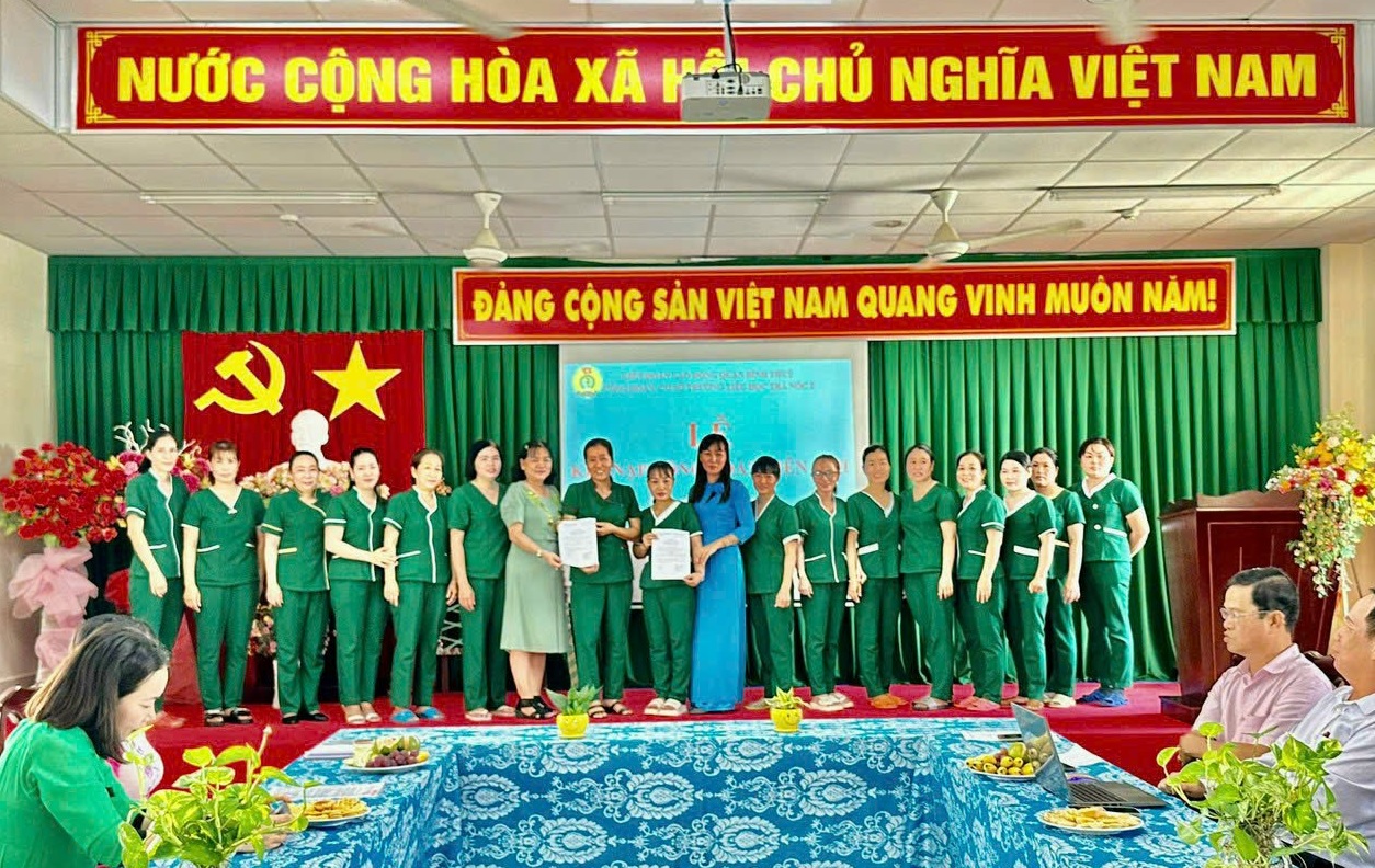 CÔNG ĐOÀN CƠ SỞ TRƯỜNG TIỂU HỌC TRÀ NÓC 2 TỔ CHỨC LỄ KẾT NẠP ĐOÀN VIÊN 