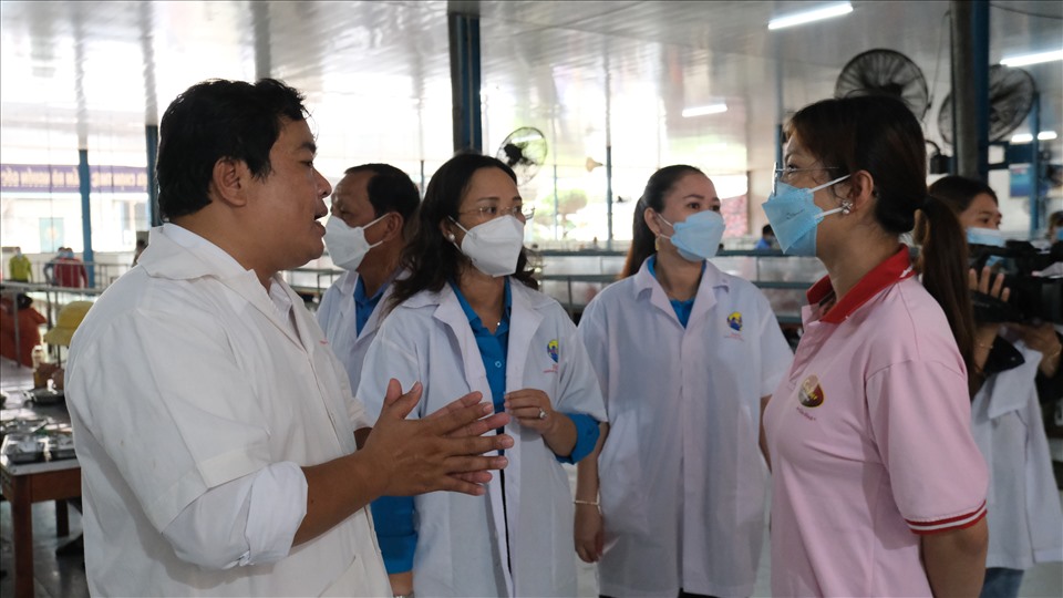 Chủ tịch LĐLĐ TP Cần Thơ kiểm tra an toàn lao động, bữa ăn ca cho công nhân