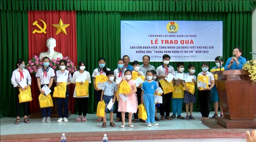 LIÊN ĐOÀN LAO ĐỘNG QUẬN CÁI RĂNG TRAO 150 PHẦN QUÀ CHO HỌC SINH VƯỢT KHÓ HỌC GIỎI