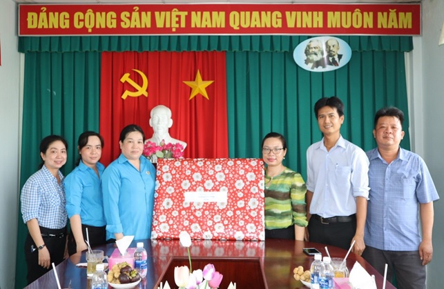 LIÊN ĐOÀN LAO ĐỘNG CÁI RĂNG THĂM, CHÚC MỪNG ĐƠN VỊ TRUYỀN THANH QUẬN NHÂN NGÀY BÁO CHÍ CÁCH MẠNG VIỆT NAM 21/6