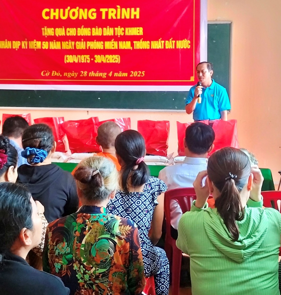 HUYỆN CỜ ĐỎ: TẶNG QUÀ CHO ĐỒNG BÀO DÂN TỘC KHMER KỶ NIỆM 50 NĂM GIẢI PHÓNG MIỀN NAM THỐNG NHẤT ĐẤT NƯỚC (30/4/1975 – 30/4/2025)