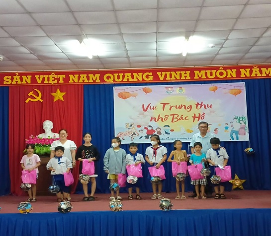 LỄ HỘI TRUNG THU VỚI CHỦ ĐỀ "VUI TRUNG THU NHỚ BÁC HỒ" Ý NGHĨA DÀNH CHO TRẺ EM VÀ HỌC SINH CÓ HOÀN CẢNH KHÓ KHĂN