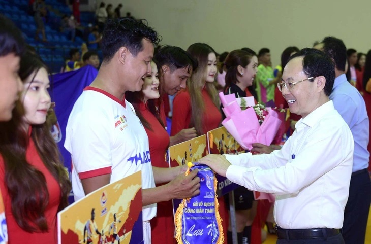 Tưng bừng khai mạc Giải bóng đá công nhân toàn quốc tại Cần Thơ