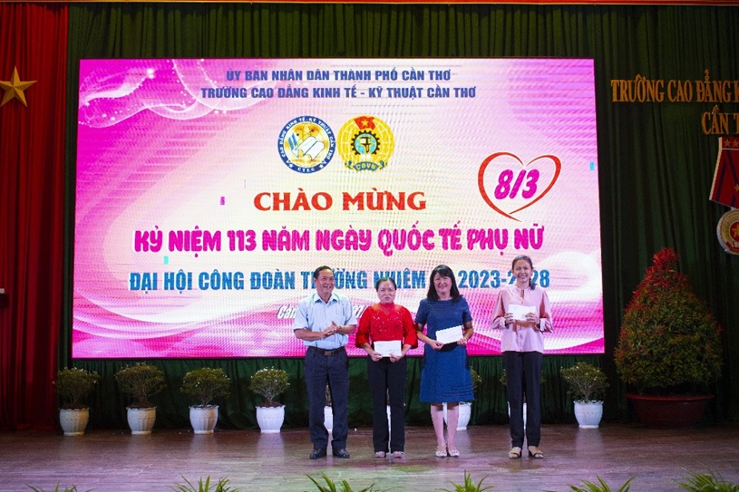 TRƯỜNG CAO ĐẲNG KINH TẾ - KỸ THUẬT CẦN THƠ TỔ CHỨC HỌP MẶT NGÀY QUỐC TẾ PHỤ NỮ 8/3/2023