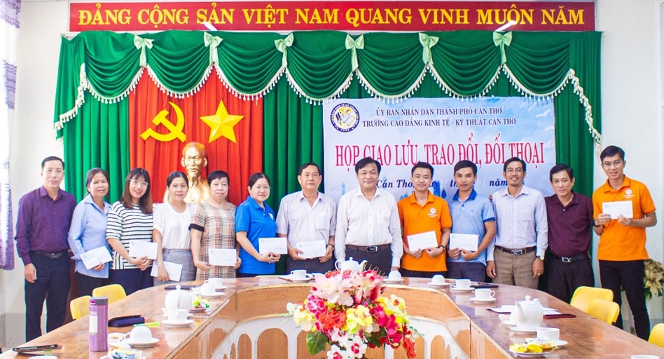 HỌP MẶT, GIAO LƯU, TRAO ĐỔI ĐỐI THOẠI GIỮA LÃNH ĐẠO TRƯỜNG CAO ĐẲNG KINH TẾ - KỸ THUẬT CẦN THƠ VÀ CÁN BỘ VIÊN CHỨC, NGƯỜI LAO ĐỘNG