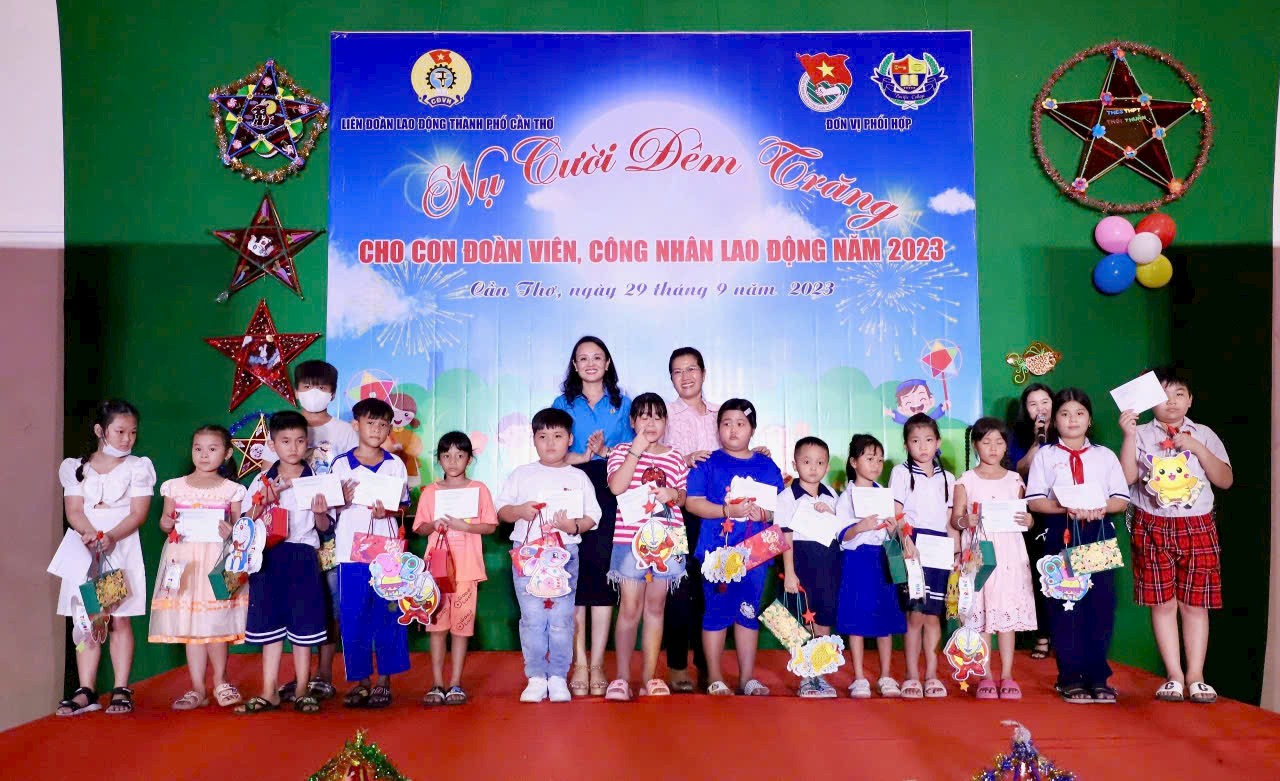 200 phần quà cho con công nhân lao động tại Cần Thơ vui Tết Trung thu