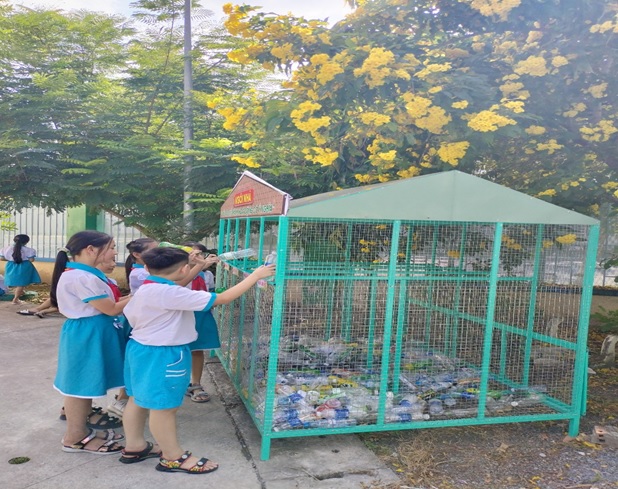 “NGÔI NHÀ” - BIẾN TÁI CHẾ THÀNH HOẠT ĐỘNG CÓ Ý NGHĨA CỦA TRƯỜNG TIỂU HỌC HƯNG PHÚ 1