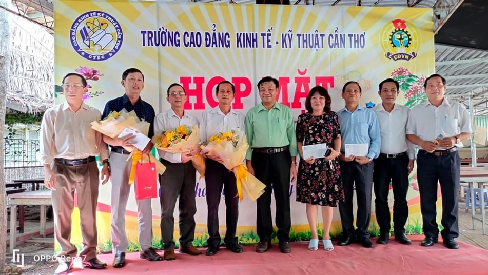 TRƯỜNG CAO ĐẲNG KINH TẾ - KỸ THUẬT CẦN THƠ TỔ CHỨC HỌP MẶT, CHIA TAY CÁN BỘ GIẢNG VIÊN NGHỈ HƯU 