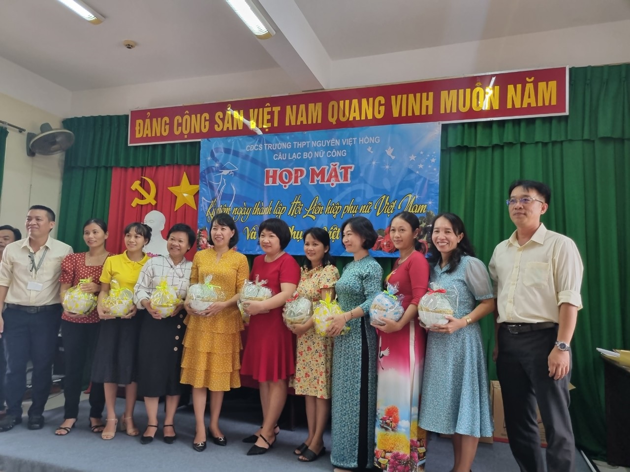 CĐCS Trường THPT Nguyễn Việt Hồng tổ chức hoạt động Chào mừng kỷ niệm 12 năm ngày Phụ nữ Việt Nam