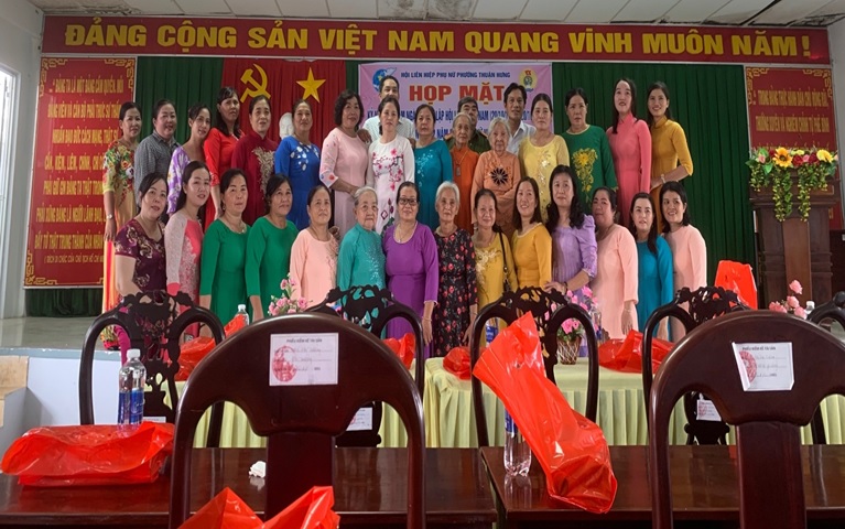 CĐCS PHƯỜNG THUẬN HƯNG TỔ CHỨC HOẠT ĐỘNG CHÀO MỪNG 92 NĂM NGÀY THÀNH LẬP HỘI LIÊN HIỆP PHỤ NỮ VIỆT NAM (20/10/1930 - 20/10/2022)