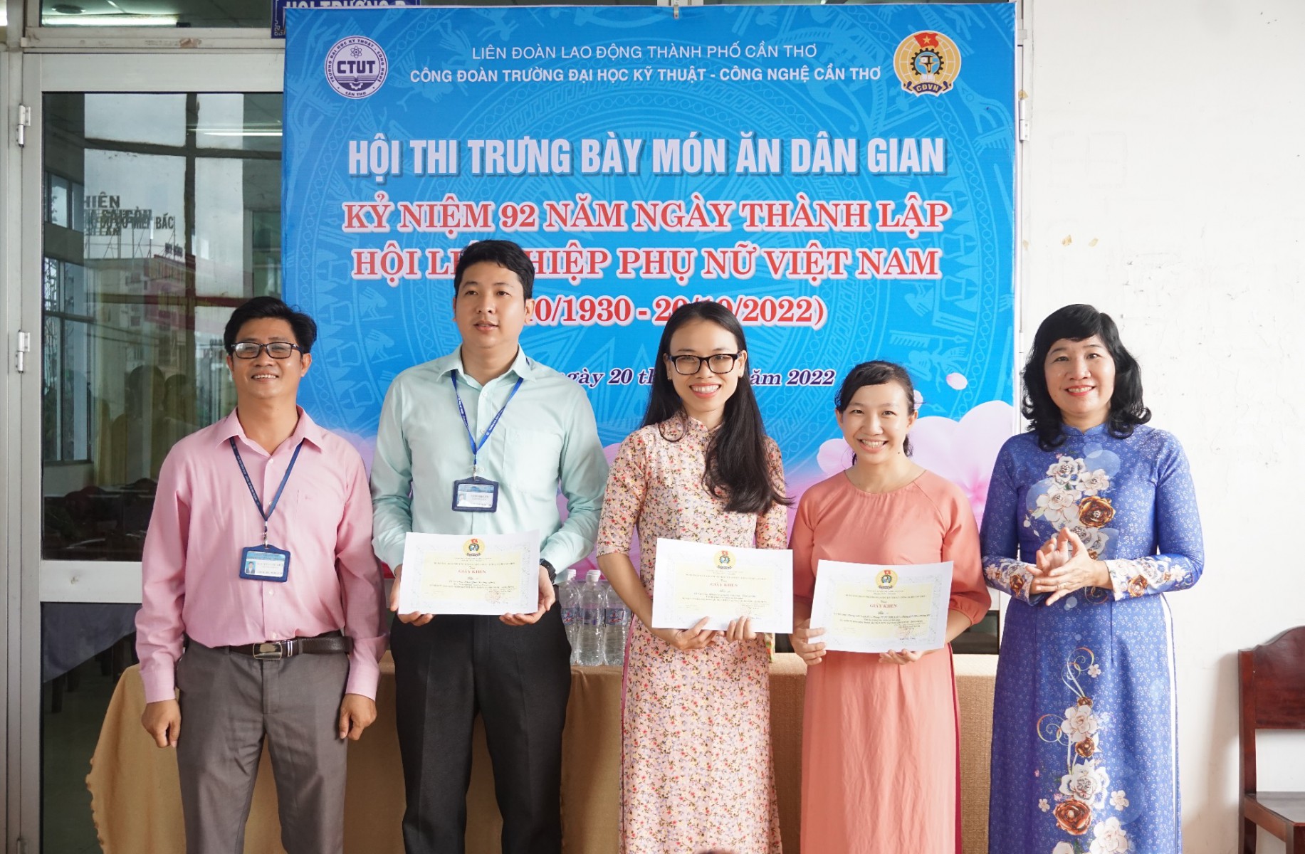 CÔNG ĐOÀN TRƯỜNG ĐẠI HỌC KỸ THUẬT - CÔNG NGHỆ CẦN THƠ           TỔ CHỨC HỘI THI TRƯNG BÀY MÓN ĂN DÂN GIAN KỶ NIỆM 92 NĂM NGÀY THÀNH LẬP HỘI LHPN VIỆT NAM VÀ 10 NĂM NGÀY PHỤ NỮ VIỆT NAM