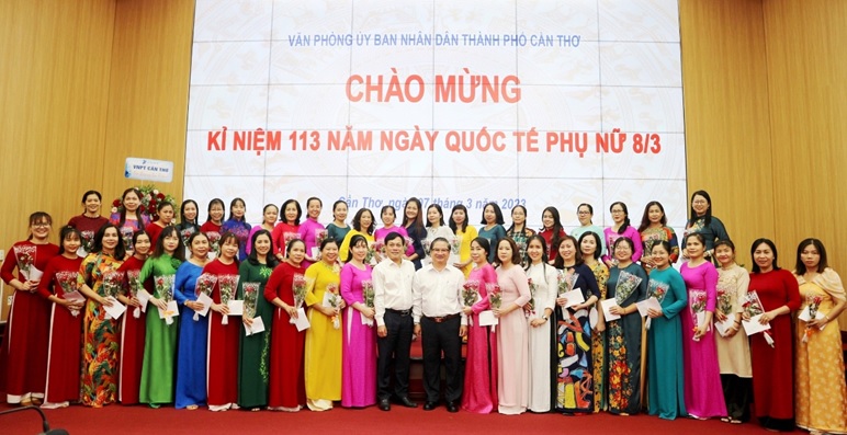 Công đoàn Văn phòng UBND thành phố Cần Thơ tổ chức kỷ niệm 113 năm Ngày Quốc tế Phụ nữ 8/3