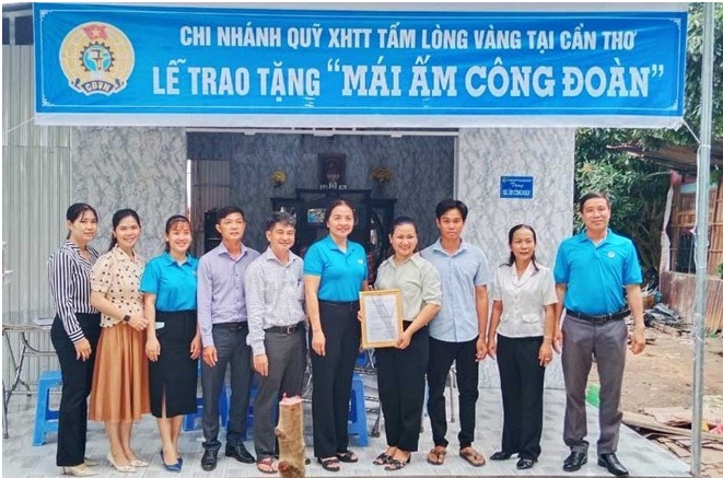 Trao tặng Mái ấm Công đoàn cho đoàn viên khó khăn tại Cần Thơ