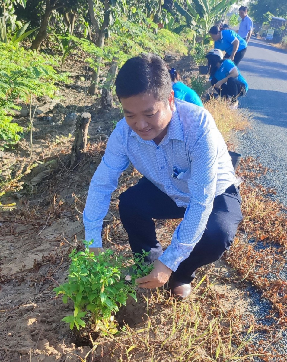 CÔNG ĐOÀN CƠ SỞ KHỐI ĐOÀN THỂ HUYỆN TỔ CHỨC LỄ RA QUÂN CÔNG TRÌNH TRỒNG CÂY XANH CHÀO MỪNG ĐẠI HỘI XII CÔNG ĐOÀN HUYỆN CỜ ĐỎ, NHIỆM KỲ 2023 - 2028