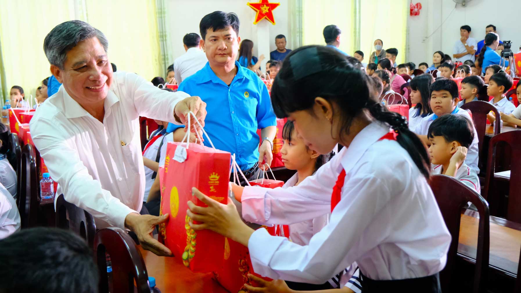 Phó Bí thư Thường trực Thành ủy Cần Thơ trao quà Trung thu cho con đoàn viên, công nhân