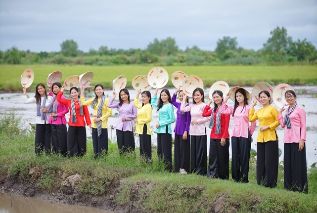 VIÊN CHỨC TRƯỜNG THPT GIAI XUÂN HƯỞNG ỨNG CUỘC THI “NÉT DUYÊN ÁO BÀ BA”