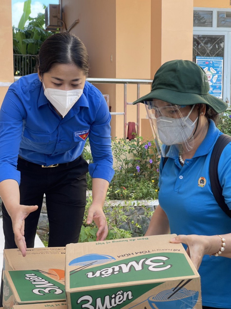 Sôi nổi các công trình, sản phẩm, phần việc và gắn biển công trình Chào mừng Đại hội Công đoàn Ngành Giáo dục và Đào tạo, lần thứ VII và Đại hội Công đoàn thành phố Cần Thơ, lần thứ XI, Chào mừng 20 năm thành phố Cần Thơ trực thuộc Trung Ương (01/4/2004 -