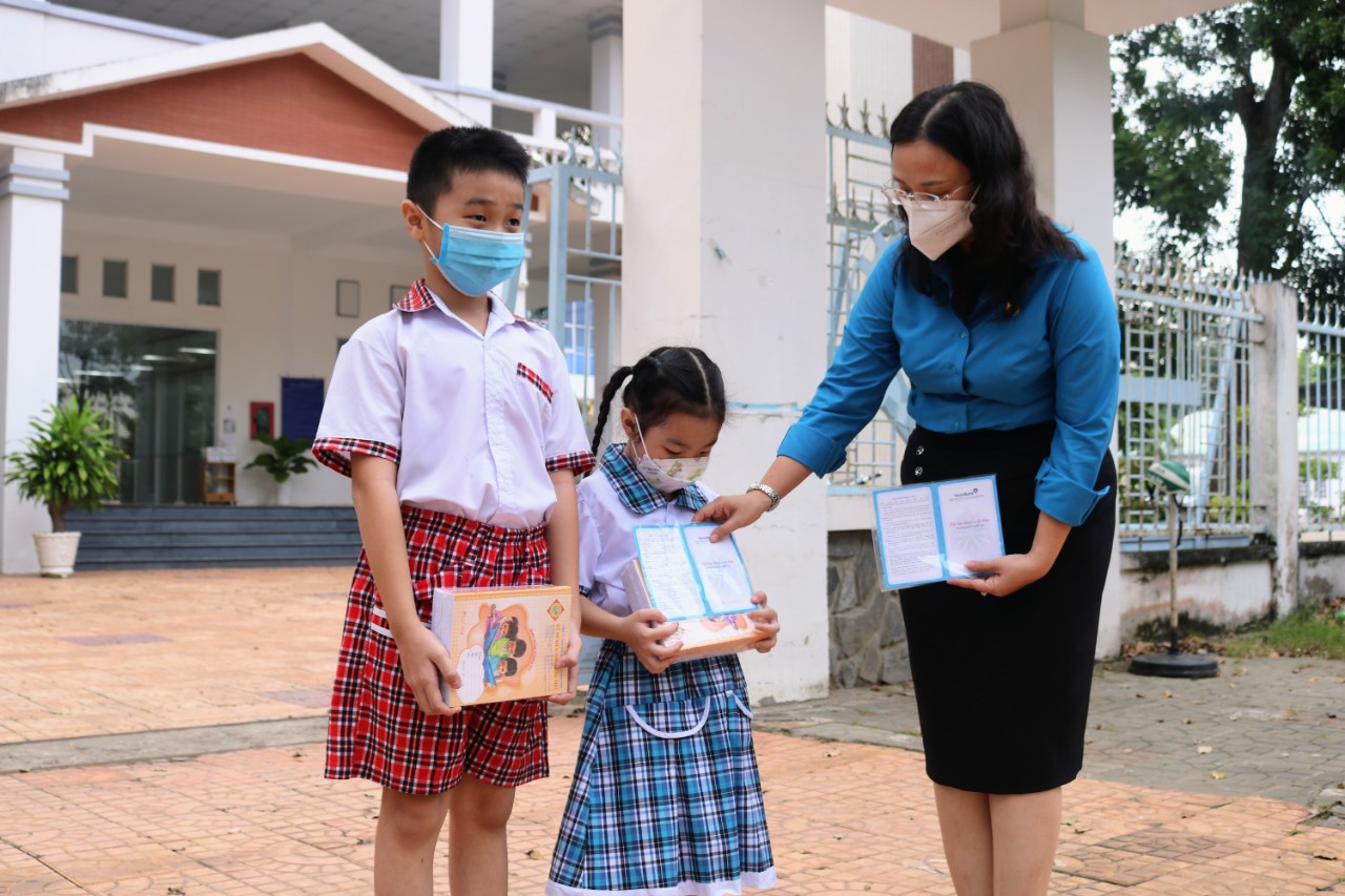 Liên đoàn Lao động thành phố Cần Thơ trao “Sổ tiết kiệm Công đoàn Việt Nam”