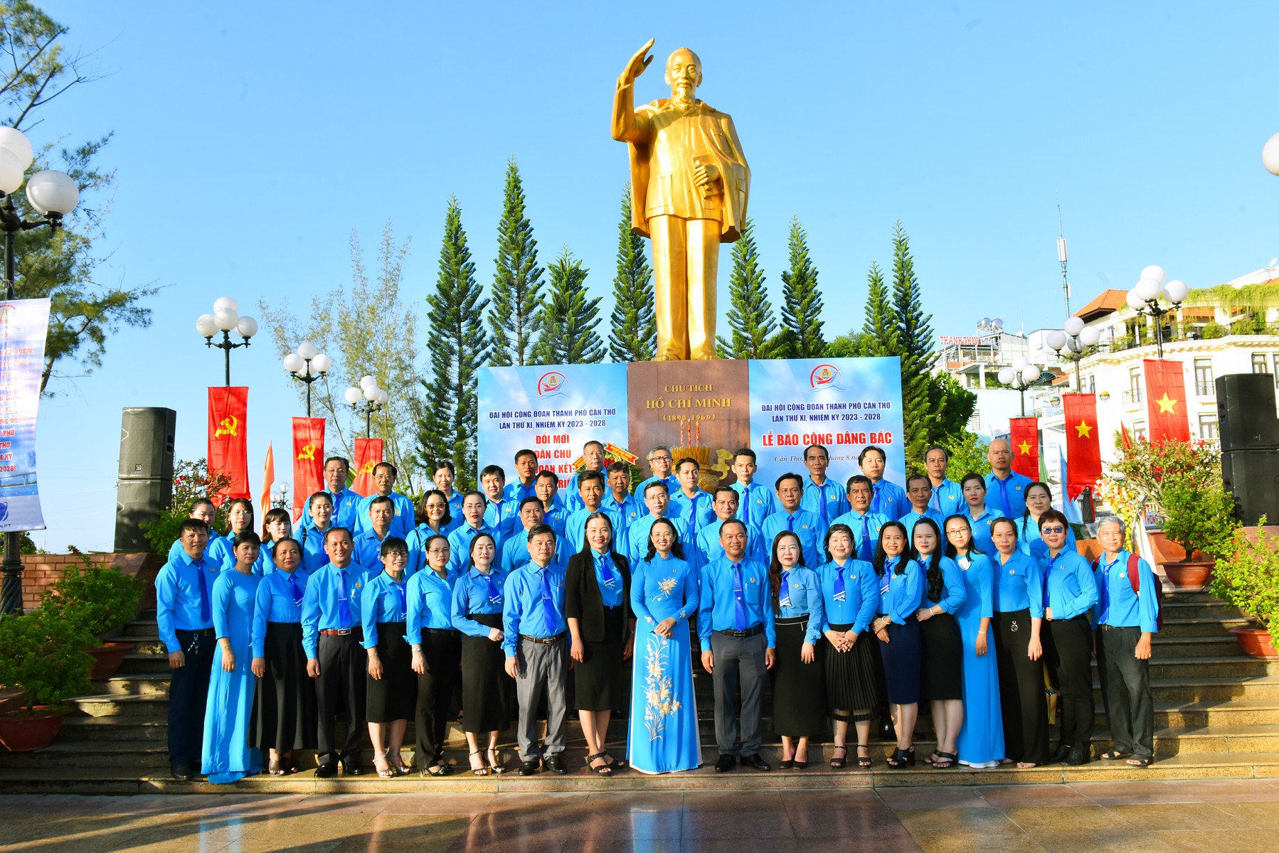 LỄ BÁO CÔNG DÂNG BÁC TẠI TƯỢNG ĐÀI BÁC HỒ - ĐẠI HỘI CÔNG ĐOÀN TP CẦN THƠ LẦN THỨ XI, NK 2023-2028