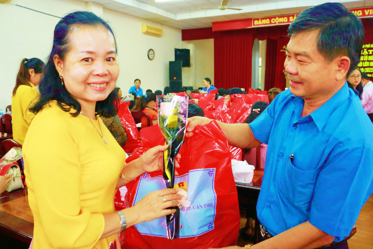 LIÊN ĐOÀN LAO ĐỘNG THÀNH PHỐ CẦN THƠ TỔ CHỨC HỌP MẶT NỮ CNVCLĐ CÓ HOÀN CẢNH KHÓ KHĂN